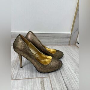 Elegant Gold High Heels never worn size 8